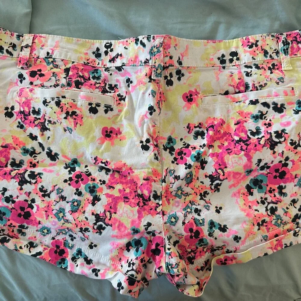 SO Floral Shorts - Size 17 (Juniors) - White & Floral Pattern - Picture 2 of 4